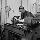 Svarvare på elverkets verkstad, ca 1949