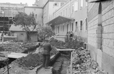 Kabelgravar på gården under ombyggnationen av elverket, ca 1953