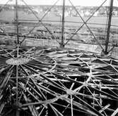 Påläggningen av takplåtarna påbörjas, ca 1930