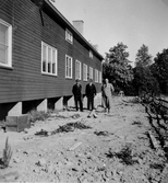 Tre män vid byggnad i Lindbacka, 1936-09-18