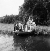 Män på båt inför nedläggning av kabel till Vinön, 1952-08-11