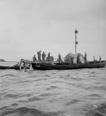 Män på båt vid nedläggning av kabel till Vinön, 1952-08-11