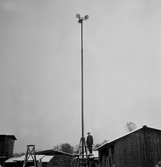 Transportabel belysningsmast vid sågen i Hjortkvarn, 1950-tal