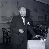 En man i kostym. På kuvert som medföljde bilden står det: Stadshotellet Englund.