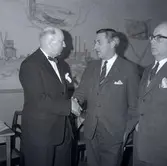 Herrar i kostym. På kuvert som medföljde bilden står det: Stadshotellet Englund.