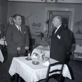 Herrar i kostym. På kuvert som medföljde bilden står det: Stadshotellet Englund.