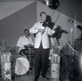 Ett uppträdande. Stadshotellets musik. Fram till 1960-talet var det regel att hotell med restaurang hade levande dansmusik. Ofta var det orkestrar som engagerades för en månad i taget.