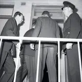 Män i kostym och en polis. Bild tagen i samband med ölandsbränderna. (Olles kort). Göran Johansson blev i tingsrätten dömd som skyldig men friades i hovrätten.