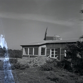 En bild tagen på en byggnad i samband med att landshövding Ruben Wagnsson besöker Persnäs, Gillberga stenindustri och Neptuni Åkrar.
