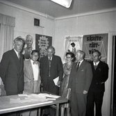 Valet 1954. Politiker framför socialdemokratiska affischer. Bror Hellberg, Bror Svensson, Albin T. Forsman och valarbetare.
