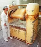 Konfektyravdelningen på Ahlgrens tekniska fabrik i Gävle.