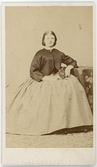 Kabinettsfotografi - kvinna sitter med en bok i handen