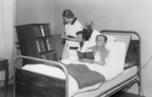 Kvinnlig patient läser bok på Regionsjukhuset, 1935
