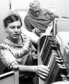 Bibliotekarie väljer bok åt patient på Regionsjukhuset, 1970-tal