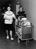 Personal kör bokvagn på Regionsjukhuset, 1970-tal