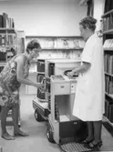 Personalen lastar el-boktrucken, 1968-08-01