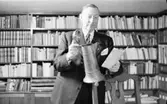 Man håller i vandringspokal på stadsbiblioteket, 1930-tal