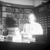 Kvinna vid skrivbord på stadsbiblioteket, 1930-tal