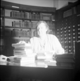 Kvinna vid skrivbord på stadsbiblioteket, 1930-tal