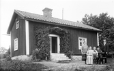 Familj framför hus, 1920-tal