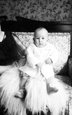 Baby på skinnfäll, 1920-tal