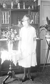 Konfirmand i vit klänning och långa handskar, 1920-tal