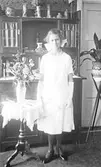 Konfirmand i vit klänning och långa handskar, 1920-tal