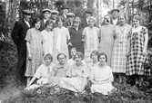 Grupp i skogsbacke, 1920-tal