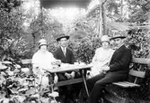 Två par på uteservering vid Kafé Svea i Adolfsberg, 1927