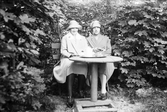 Två damer på uteservering vid Kafé Svea i Adolfsberg, 1927