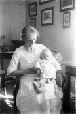 Kvinna med barn, 1920-tal