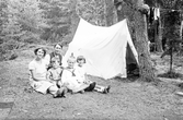 Familj framför tält i skogen, 1926