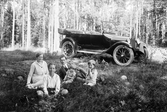 Familj vid bil i skogen, 1926