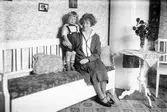 Kvinna med barn på träsoffa, 1926