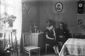 Kvinna och man som lyssnar på radio med kristallmottagare, 1926