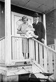Familj på förstutrapp, 1926