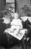 Barn på bord, 1926