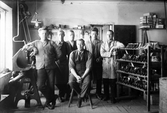 Arbetare på skomakeriverkstad, 1926