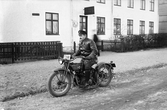 Motorcykel utanför G.A.Trygg Cykelverkstad, 1925-1930