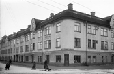 Sparkåkande barn framför Samköpsföreningen Järnvägen ,1920-tal