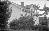 Familj på veranda i villa i Adolfsberg, oktober 1927