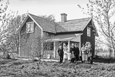 Familj framför hus i Adolfsberg, oktober 1927