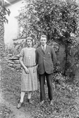 Par framför hus i Adolfsberg, oktober 1927