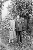 Par framför hus i Adolfsberg, oktober 1927