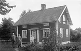 Familj framför hus i Adolfsberg, oktober 1927
