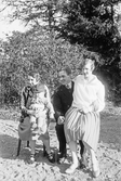 Familj i trädgård i Adolfsberg, oktober 1927