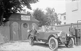 Två män vid Örebro Nya Bilstation på Storgatan, 1920-tal