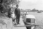 Familj vid Skebäck småbåtshamn, 1920-tal