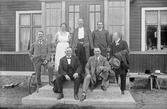 Familjegrupp sitter på trappan, 1920-tal