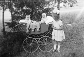 Gammal barnvagn med barn, 1920-tal